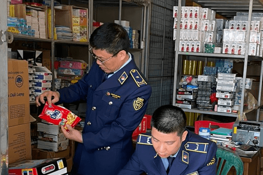 Hải Dương thu giữ gần 1.200 tuýp kem đánh răng P/S và gói bột giặt OMO giả tại một cửa hàng
